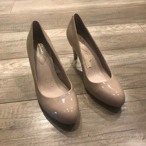 Clarks Somerset Pumps Nude Heels Sand Patent Leather Size 6.5